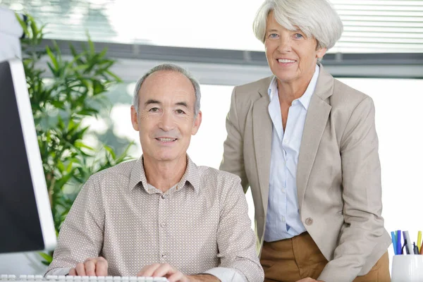 Feliz Casal Sênior Sentado Escritório Consultores Financeiros — Fotografia de Stock