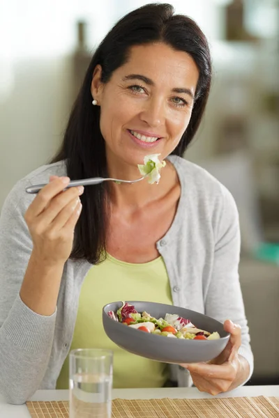 Mujer Feliz Sonríe Con Ensalada — Foto de Stock