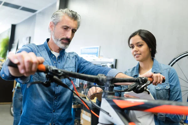 Aprendiz Femenina Reparando Una Bicicleta Taller —  Fotos de Stock