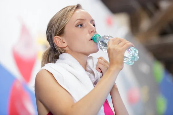 Atraente Jovem Atleta Beber Água Ginásio — Fotografia de Stock