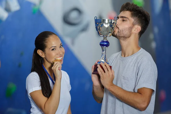 Šťastný Pár Polibky Trofej — Stock fotografie