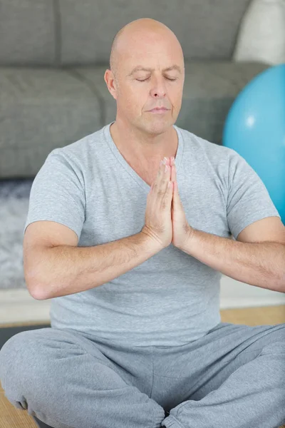 Een Volwassen Man Die Yoga Beoefent — Stockfoto
