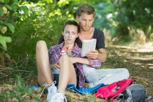 Pareja Sentada Campo Mirando Mapa Con Preocupación — Foto de Stock