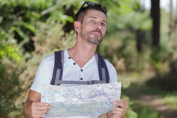 Viajante Masculino Segurando Mapa Procurando Direção — Fotografia de Stock