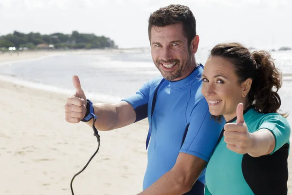 Fit Paar Surfen Bij Zonsondergang — Stockfoto