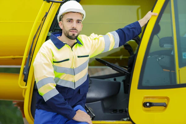 Motorista Masculino Ficou Perto Porta Seu Guindaste — Fotografia de Stock