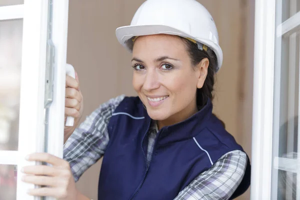 Mujer Joven Trabajando Una Ventana — Foto de Stock