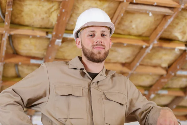 カメラを見ている男性建築家は — ストック写真