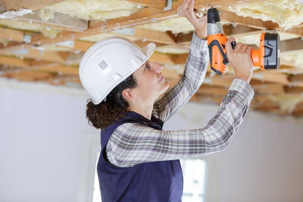 Una Donna Sta Perforando Tetto — Foto Stock