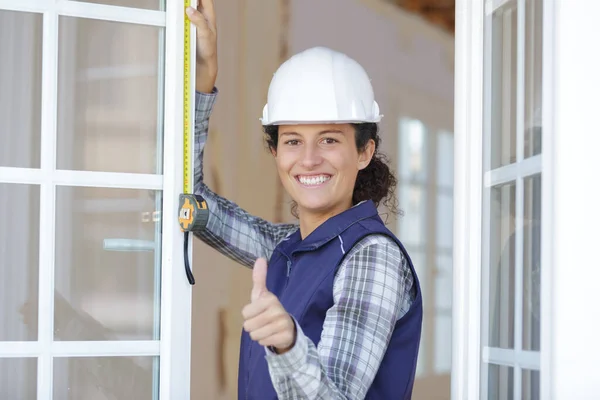 Žena Opravující Rám Okna — Stock fotografie