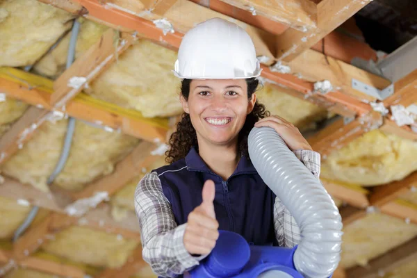 ビルの天井に換気システムを設置する女性労働者 — ストック写真