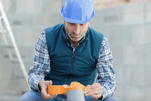 男性建筑工人使用带子 — 图库照片