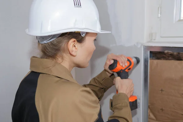 Arbeiter Mit Einer Elektrobohrmaschine — Stockfoto