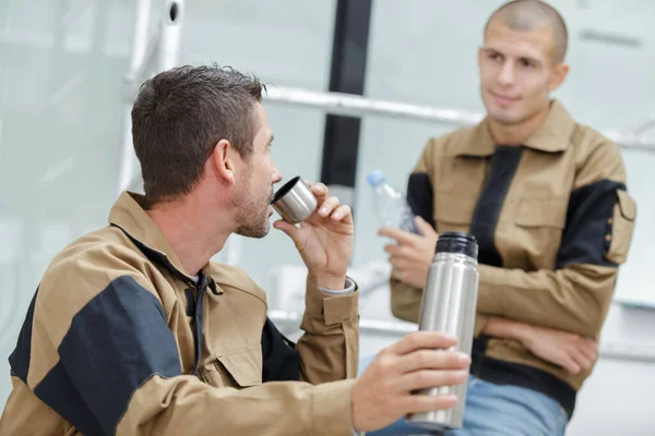 Arbetare Som Dricker Varm Dryck Från Portabel Termos — Stockfoto