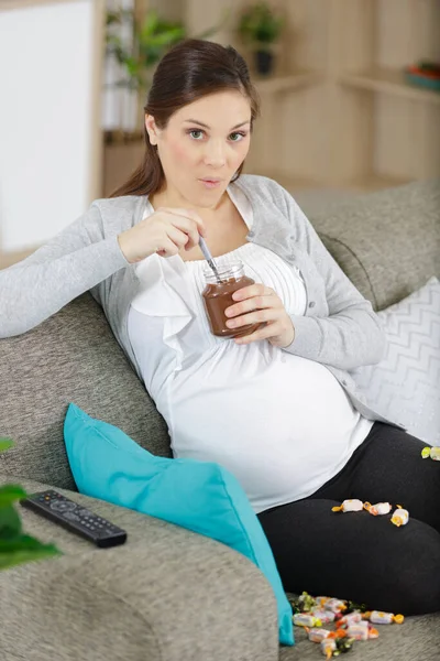 Feliz Mamá Estar Comiendo Chocolate —  Fotos de Stock