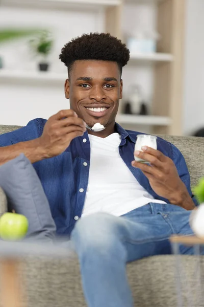 Hombre Comiendo Yougurt Casa — Foto de Stock