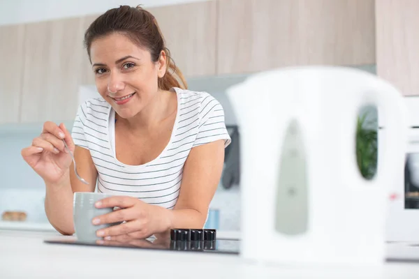 Hermosa Joven Bebiendo Casa Sonriendo — Foto de Stock