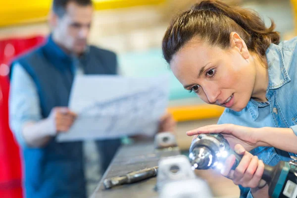 Bella Femmina Lavoro Utilizzando Una Perforatrice — Foto Stock