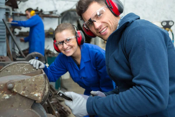 Porträtt Manliga Och Kvinnliga Arbetstagare Genom Slipning Sten — Stockfoto