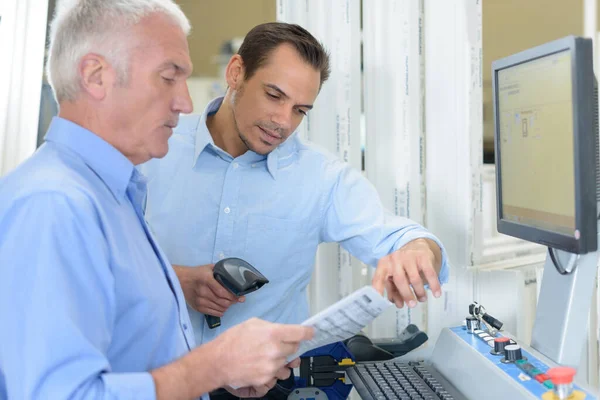 Portret Van Mannen Die Documenten Controleren — Stockfoto