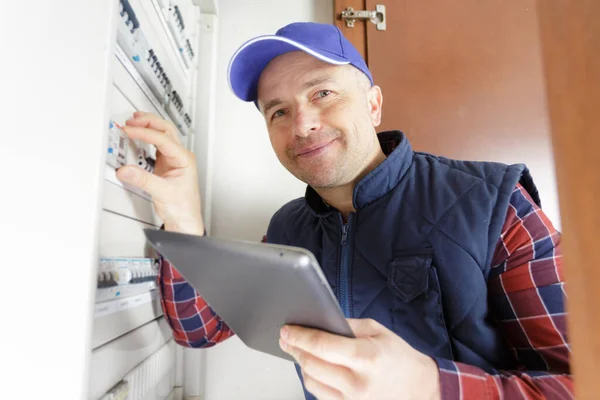 Porträt Eines Elektrikers Neben Fuseboard — Stockfoto