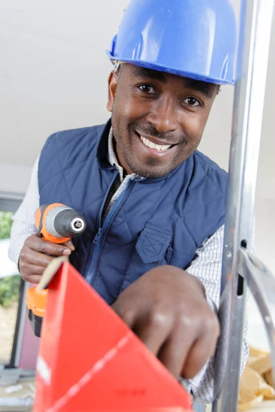 Bauarbeiter Mit Akku Elektrowerkzeug Greift Nach Schrauben — Stockfoto