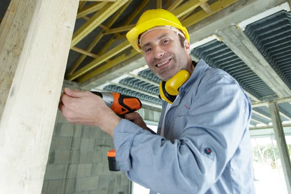 Bauarbeiter Mit Akkubohrmaschine Auf Baustelle — Stockfoto