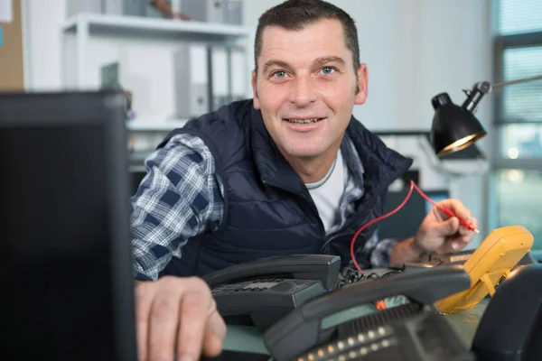 Confident Electrician Technician Work Measures Voltage — Stock Photo, Image