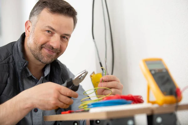 Hombre Feliz Trabaja Con Componentes Electrónicos — Foto de Stock