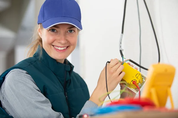 Female Electrician Testing Junction Box — Stock Photo, Image