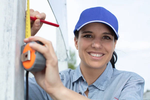 Mujer Sosteniendo Medidor Dimensiones Pared —  Fotos de Stock