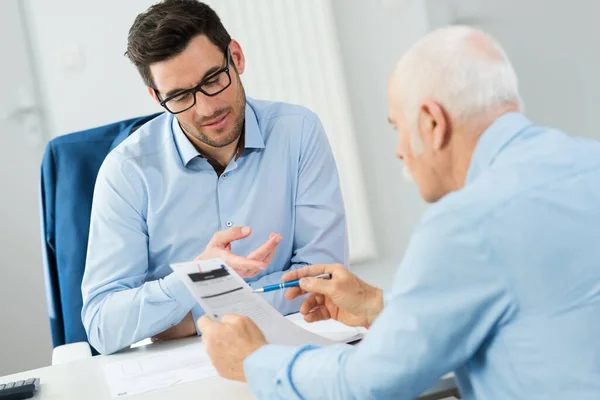 Seriöse Senior Business Leader Beratung Mitarbeiter — Stockfoto