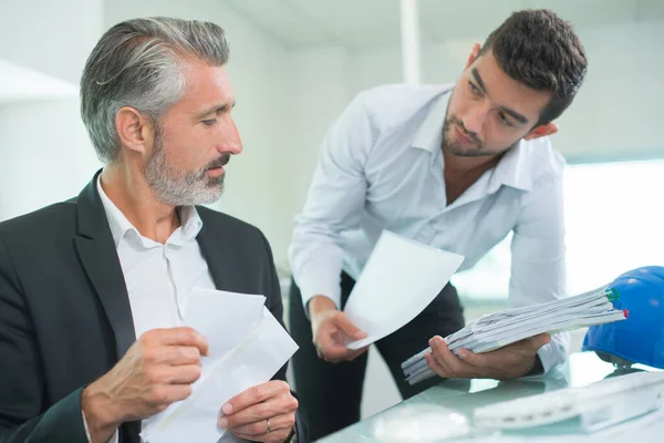 Zakenman Collega Schrijven Papier Het Kantoor — Stockfoto