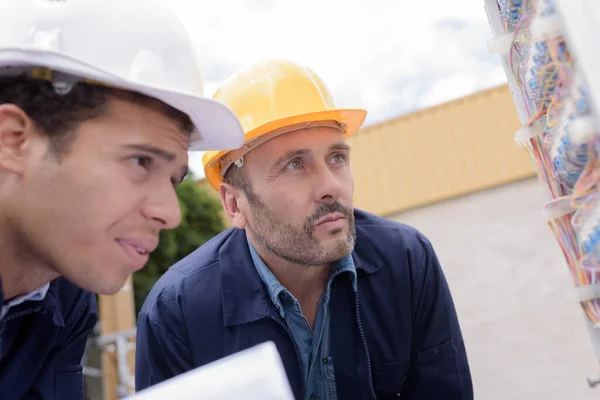 Dos Trabajadores Técnicos Ajustando Cables Aire Libre — Foto de Stock