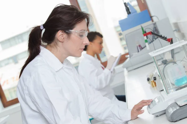 在实验室进行化学实验的漂亮女科学家 — 图库照片