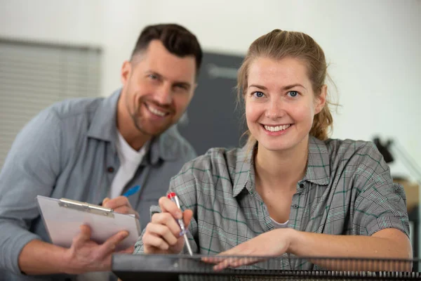 Mecánica Sonriente Garaje — Foto de Stock