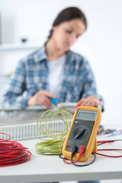 Multimetr Pierwszym Planie Kobieta Technik Pracy Tle — Zdjęcie stockowe