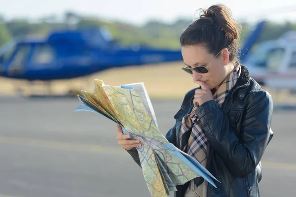 Śmigłowiec Kobieta Tle Pilot Czytania Mapy — Zdjęcie stockowe