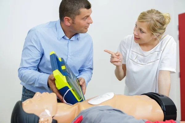 Paramédico Demonstra Ressuscitação Cardiopulmonar Rcp Dumm — Fotografia de Stock