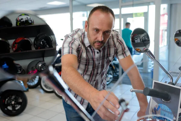 Homme Vérifiant Une Moto Salon — Photo