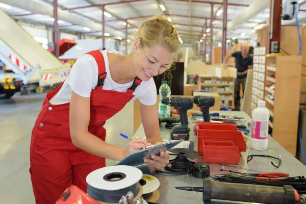 Jeune Femme Gaie Prenant Des Notes Usine Vin — Photo