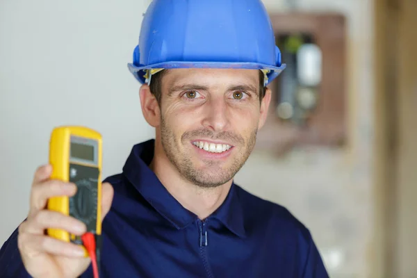 Electricista Mostrando Máquina Para Medir Corriente Eléctrica — Foto de Stock