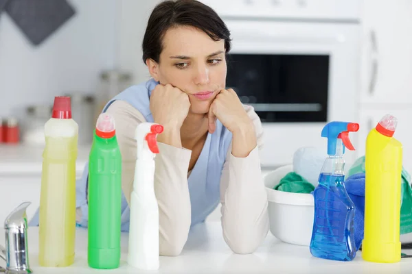 Mujer Elegir Betwwen Productos Limpieza —  Fotos de Stock