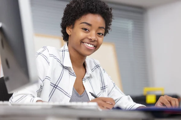 Portrait Jeune Travailleuse Assise Son Bureau — Photo