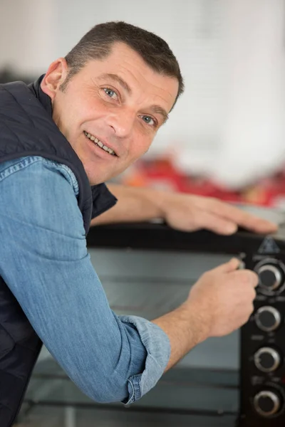 Mature Man Repairing Electric Oven — Stock Photo, Image