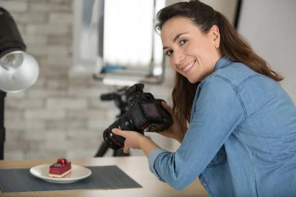 Profesyonel Kameralı Genç Bir Kadın Stüdyoda Yemek Fotoğrafı Çekiyor — Stok fotoğraf