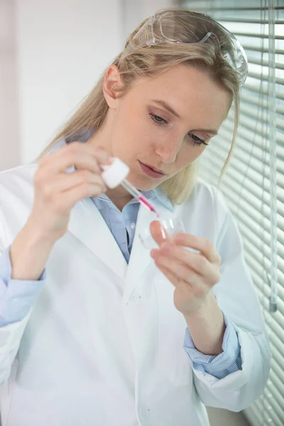 Cientista Feminina Loira Usando Uma Pipeta — Fotografia de Stock