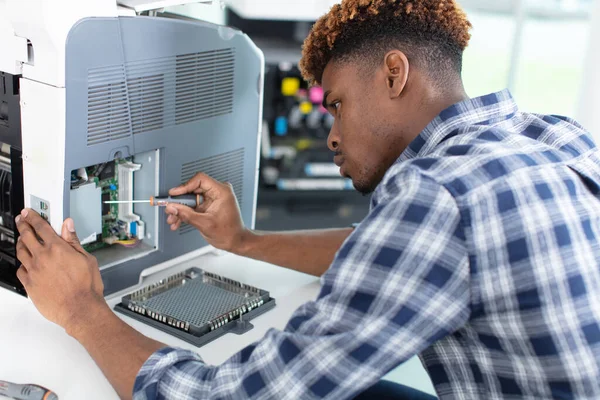 Man Technicus Repareren Van Een Printer Zakelijke Plaats — Stockfoto