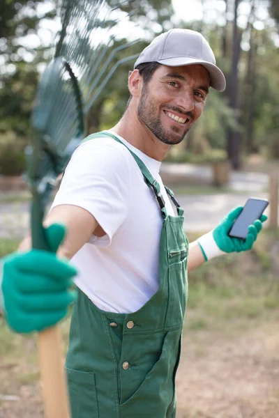 Bell Uomo Che Tiene Rastrello Giardino — Foto Stock