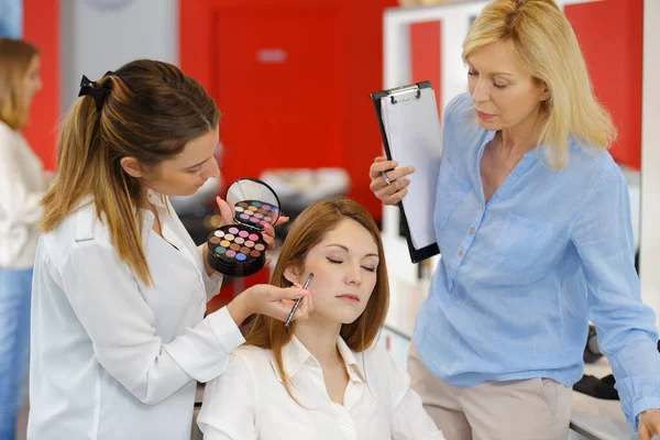 Porträt Einer Jungen Maskenbildnerin — Stockfoto